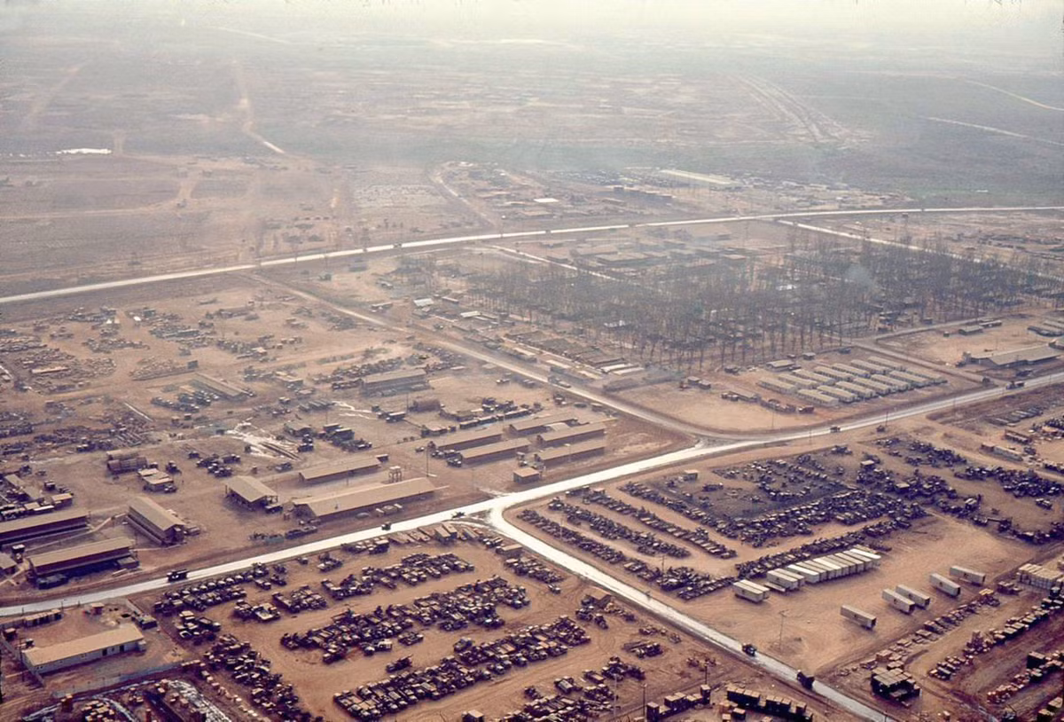 Một góc tổng kho Long Bình năm 1969 nhìn từ máy bay. Đây là một căn cứ hậu cần nằm ở Biên Hòa, Đồng Nai, được Mỹ xây dựng từ giữa năm 1965, có diện tích khoảng 24 km2.