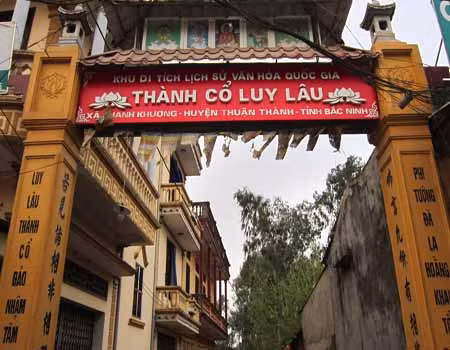 Tháng 4/2019, các chuyên gia trong và ngoài nước đã phối hợp tiến hành khai quật di tích thành cổ Luy Lâu, nhằm xác định dấu tích đoạn thành ngoại phía Nam cùng các vấn đề về cấu trúc và niên đại tường thành. Cuộc khai quật đã xác định tường thành Ngoại phía nam được xây dựng vào khoảng thời Đường (thế kỷ 9). Ảnh: Wikipedia.