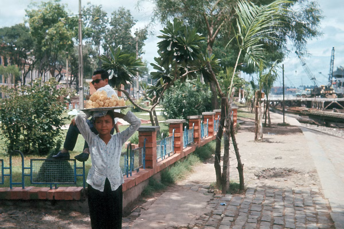 Bá gái bán mía ghim ở bến Bạch Đằng, 1965. Ảnh: Dick Lee.