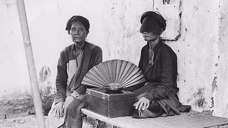 Một bà thầy bói mù hành nghề trên tấm phản.