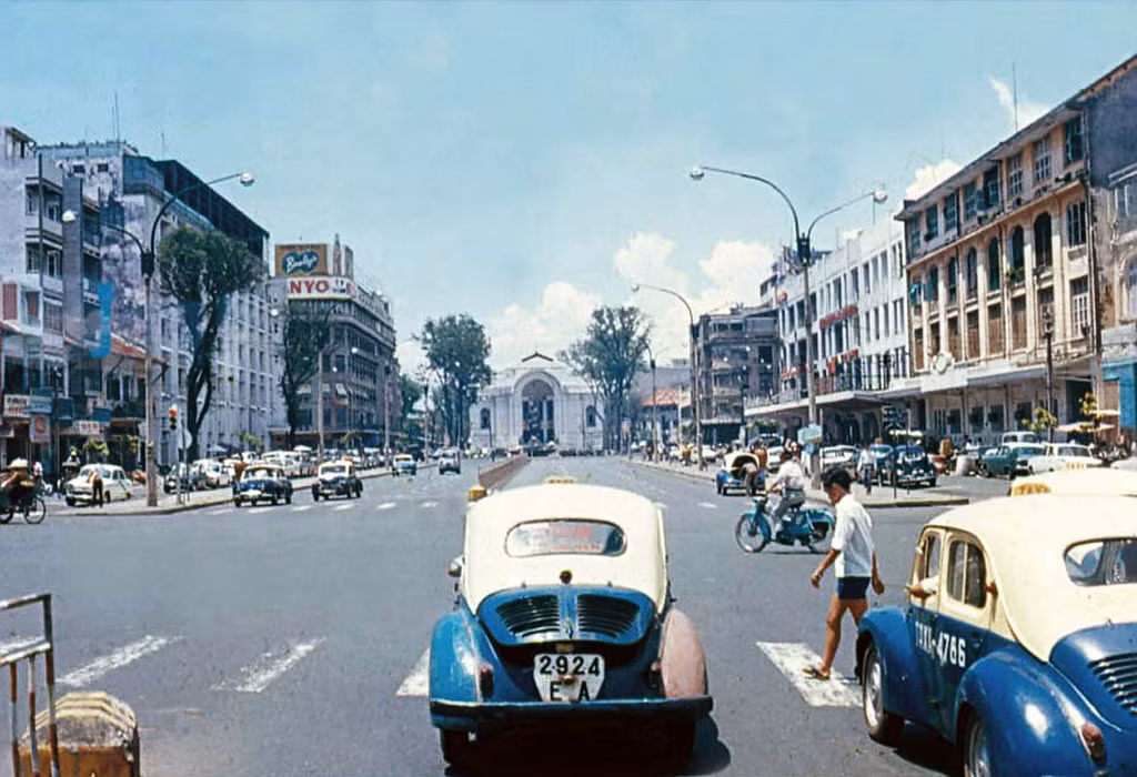 Hai chiếc taxi trên đại lộ Lê Lợi, Sài Gòn năm 1968. Hầu hết những chiếc xe taxi ở Sài Gòn giai đoạn trước 1975 đều thuộc dòng xe Renault 4CV của Pháp, được sản xuất từ năm 1947–1961.