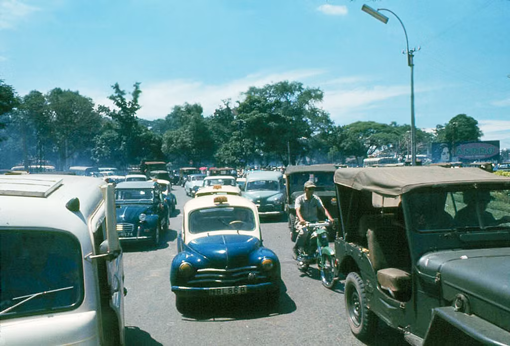 Những năm 1960 – 1970 đường phố Sài Gòn tràn ngập taxi. Ngày đó chi phí đi taxi khá thấp và đa số người dân có thể sử dụng phương tiện này.