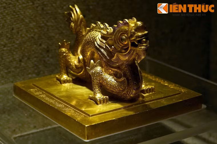 Ấn "Thánh Tổ Nhân Hoàng đế chi bảo", niên hiệu Thiệu Trị thứ 1 (1841). Hoàng đế Thiệu Trị cho đúc cùng kim sách dâng tôn thụy cho Thánh tổ Nhân Hoàng đế Minh Mạng.