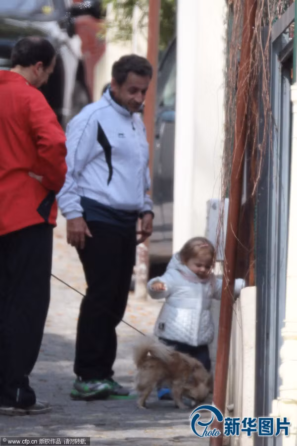 Cựu Tổng thống Pháp Sarkozy và cô con gái nhỏ.