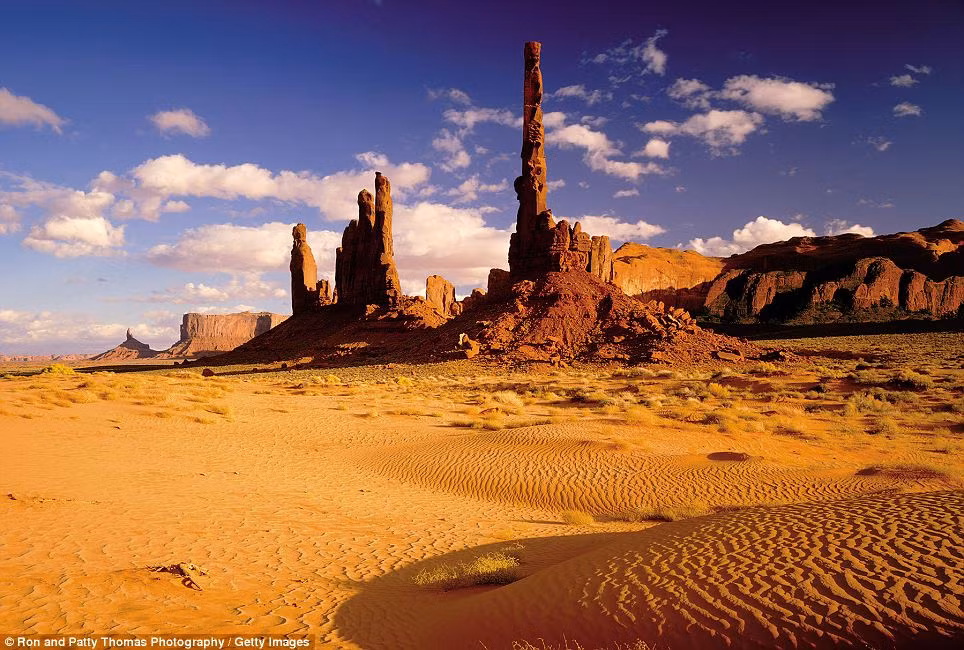Khu vực núi đá đỏ tại thung lũng Monument nằm giữa biên giới bang Arizona và Utah, Mỹ.