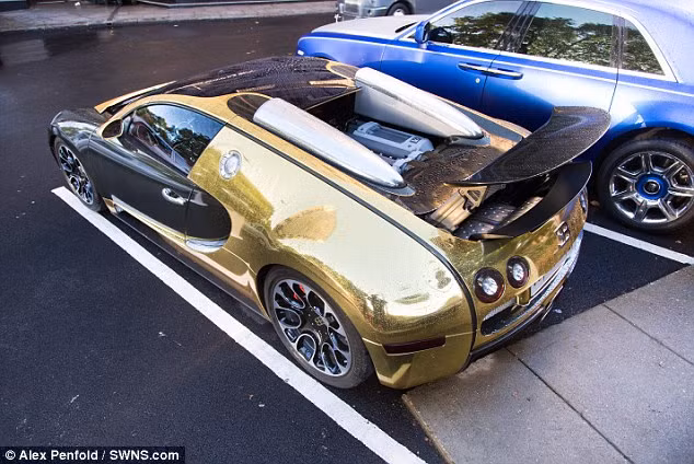 Khi mới chào bán, Veyron Grand Sport là xe ô tô mui trần chạy nhanh nhất thế giới, nhưng nó đã nhường danh hiệu này cho phiên bản mới Veyron Grand Sport Vitesse vào năm ngoái.