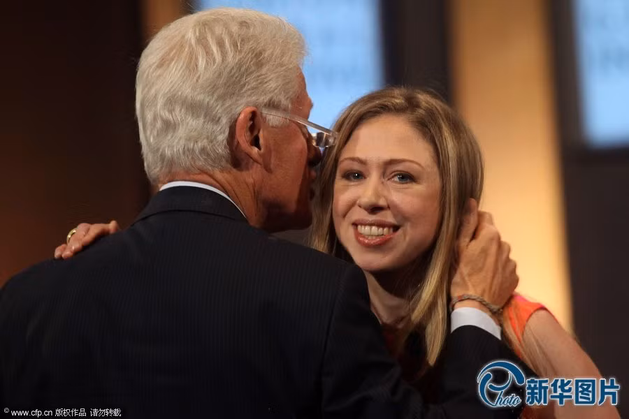 Cựu Tổng thống Mỹ Bill Clinton và cô con gái.