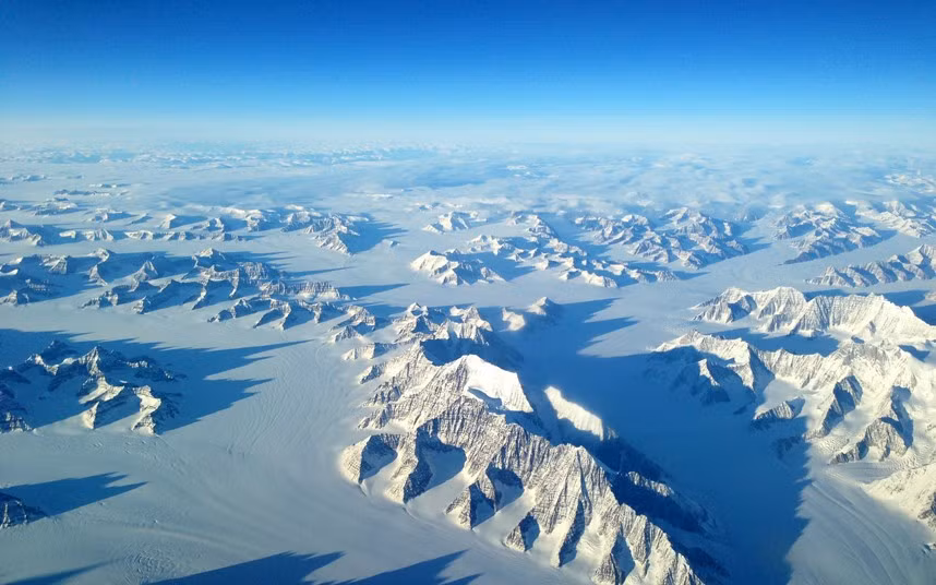 Những dãy núi phủ đầy tuyết trắng tuyệt đẹp ở Greenland.