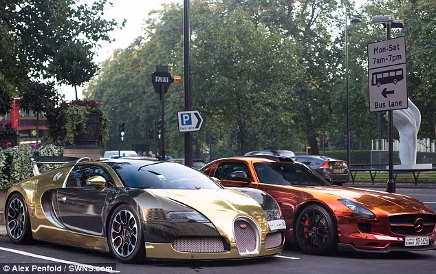 Chiếc xe Veyron Grand với hai tông vàng đen đỗ trước khách sạn Dorchester ở London, Anh.