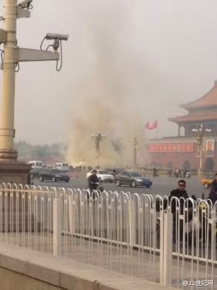 Một ô tô đã đầu vào hàng rào bảo vệ trên lối vào Tử Cấm Thành trước khi bốc cháy dữ dội.