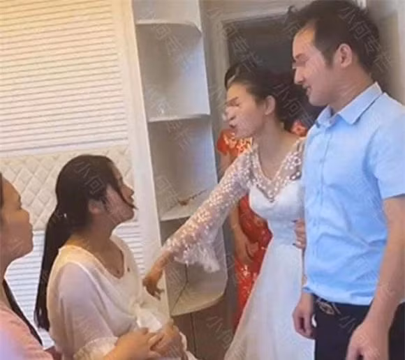 Bị bà bầu ngồi lên giường cưới, cô dâu nổi trận lôi đình Bi ba bau ngoi len giuong cuoi, co dau noi tran loi dinh