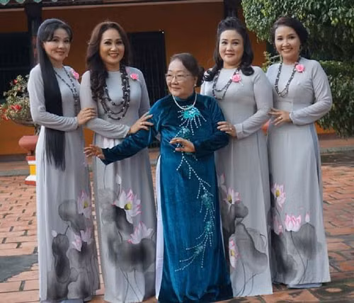 Gia toc noi tieng 4 doi theo nghe hat voi nhung vai dien vang son