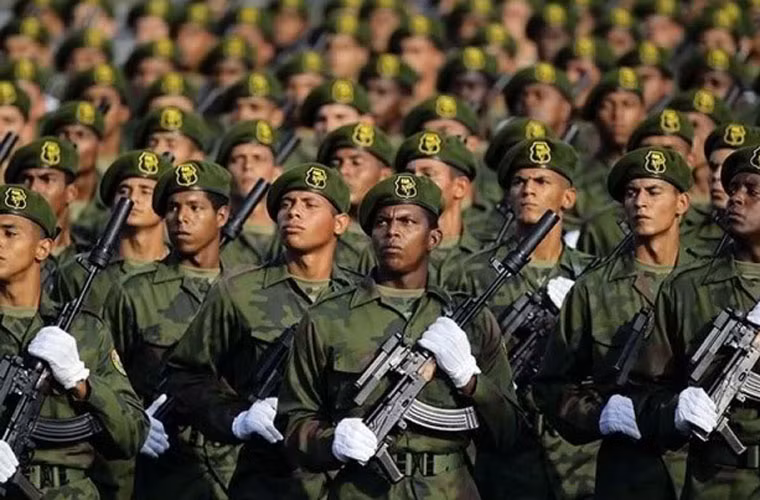 Tổng chỉ huy các Lực lượng Vũ trang Cách mạng Cuba là Chủ tịch Raul Castro, Bộ trưởng các Lực lượng Vũ trang Cách mạng là tướng Leopoldo Cintra Frias.