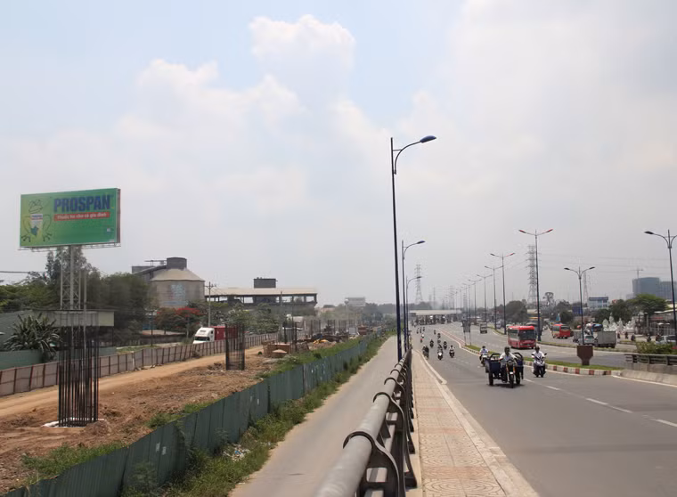 Trục Xa lộ Hà Nội có chiều dài 15km qua các quận 2, 9 và Thủ Đức được quy hoạch và bảo tồn một số khu vực đô thị như làng đại học Thủ Đức, khu biệt thự Thảo Điền, khu An Phú (quận 2). Đây là hình ảnh XLHN hiện nay với công trình tuyến đường sắt đô thị (Metro) đang thi công và sẽ được đưa vào sử dụng năm 2017. 