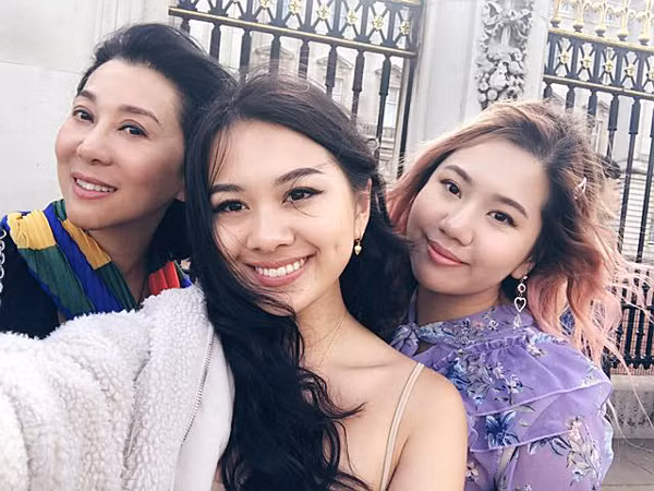 Cụ thể, các con của chị đúng 10 giờ tối là phải lên giường ngủ, những ngày cuối tuần tự giác vào chùa tham gia các hoạt động thiện nguyện. Chưa kể, cô còn đề ra yêu cầu các con phải tốt nghiệp đại học. Vì cách dạy dỗ này mà cả 2 con gái đều rất ngoan ngoãn, nề nếp.