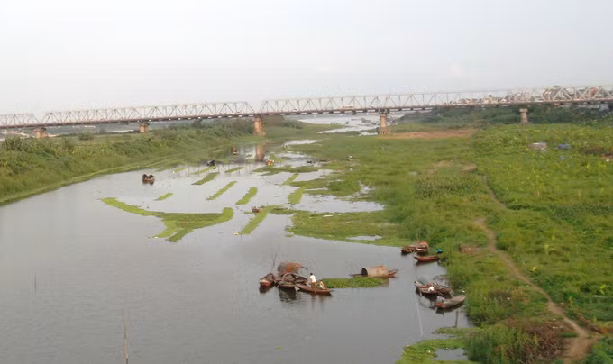  Lý do là theo kinh nghiệm của ông cha ta, đất ven sông thường có địa hình thấp, khi trời mưa lớn nước sông có thể dâng cao, hoặc khi gặp lũ lụt thì không thể ngăn chặn được, có thể gây ra mất mát về sinh mạng và tài sản cho bản thân và gia đình, tiềm ẩn nguy cơ tai họa không lường trước được.