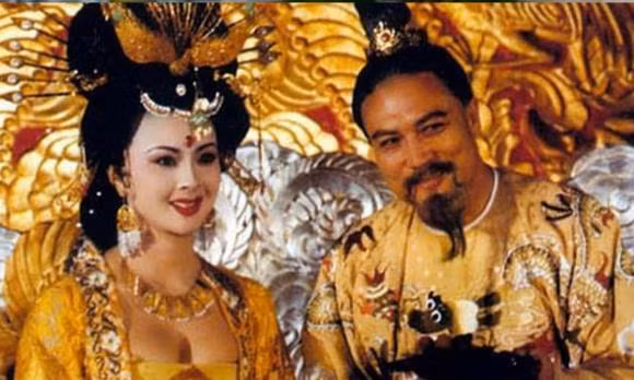 Tai sao hoang de khong cho phep phi tan tren 50 tuoi ngu voi minh?-Hinh-3