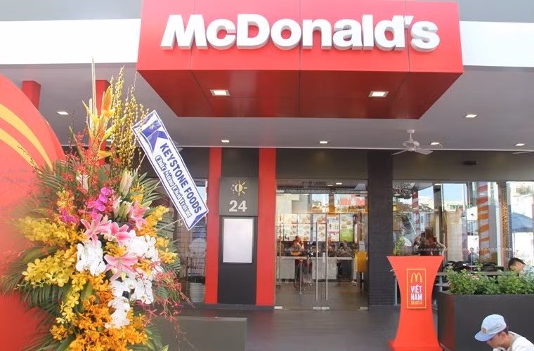 1. McDonald's lần đầu tiên có mặt ở Việt Nam McDonald's, hệ thống nhà hàng phục vụ ăn nhanh hàng đầu thế giới với 35.000 cửa hàng, phục vụ gần 70 triệu khách tại hơn 100 quốc gia mỗi ngày, lần đầu tiên có mặt tại TP HCM. Nhà hàng có tổng diện tích hơn 1300m2, có sức chứa hơn 350 chỗ ngồi, nằm độc lập trên một khuôn viên rộng gần 3000 mét vuông.