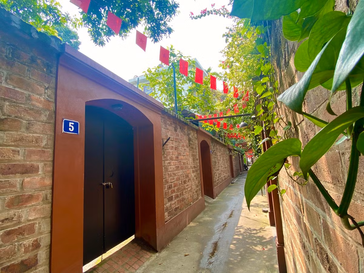 Để có được điều đặc biệt này, người dân trong ngõ đã "bảo nhau" để cùng xây lại hầu hết cổng nhà từ nhiều năm nay.