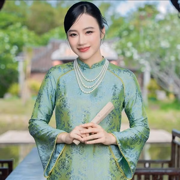 Sau những scandal về tình tiền hay đại gia cùng lối sống thoáng, thời gian trở lại đây, Angela Phương Trinh bình thản với tất cả. Cô không còn xuất hiện ở showbiz và tập trung vào việc ăn chay rồi lên chùa. Thời trang của Angela Phương Trinh cũng thay đổi chóng mặt. Người đẹp xuất hiện với những bộ cánh giản dị, kín đáo.