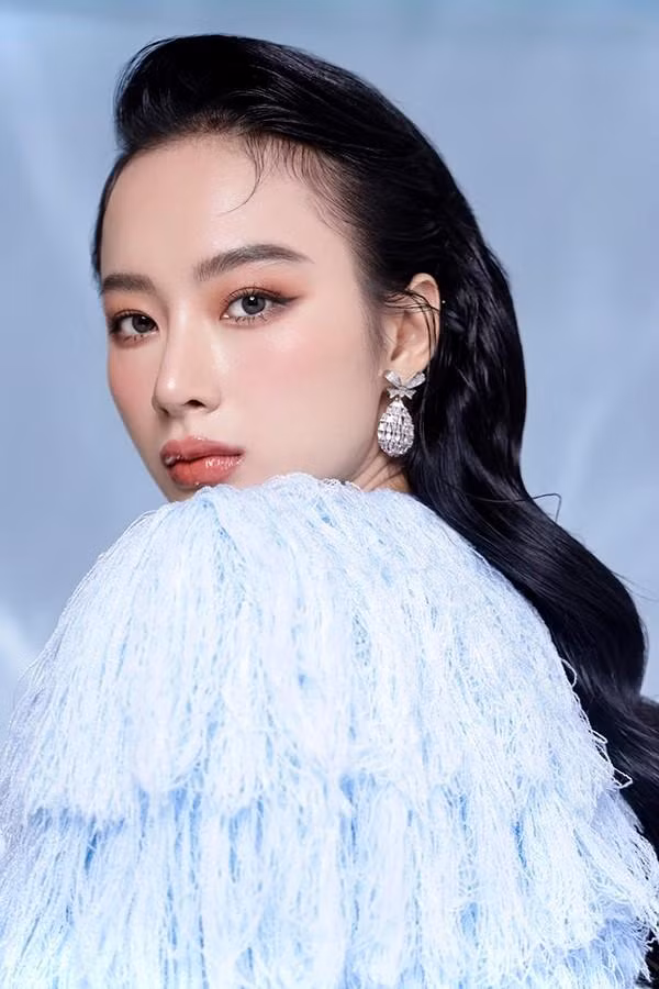 Cụ thể, trong kỳ thi THPT năm 2013, Angela Phương Trinh vẫn rất thản nhiên đi uống cà phê, "bà mẹ nhí" bất ngờ đã thú nhận rằng mình không theo học hệ phổ thông trung học mà là đang học hệ bổ túc