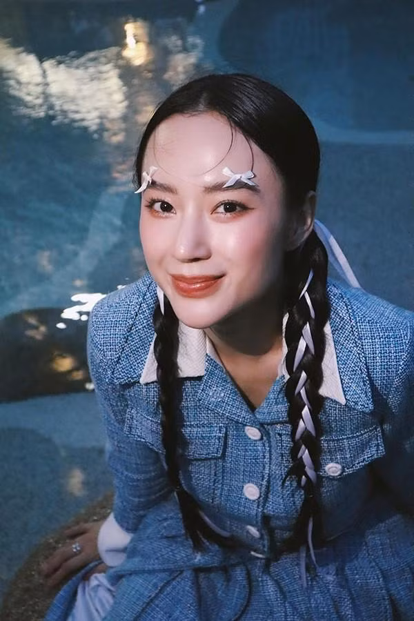 Không chỉ có tài năng diễn xuất, cô gái sinh năm 1995 còn yêu thích lĩnh vực âm nhạc. Đa tài, xinh xắn nên từ nhỏ Angela Phương Trinh có ước mơ lớn với cuộc thi Hoa hậu Việt Nam. Tuy nhiên, khi chưa bước sang tuổi trưởng thành, Angela Phương Trinh khiến khán giả thất vọng khi vướng phải một loạt scandal tiêu cực về đời tư.