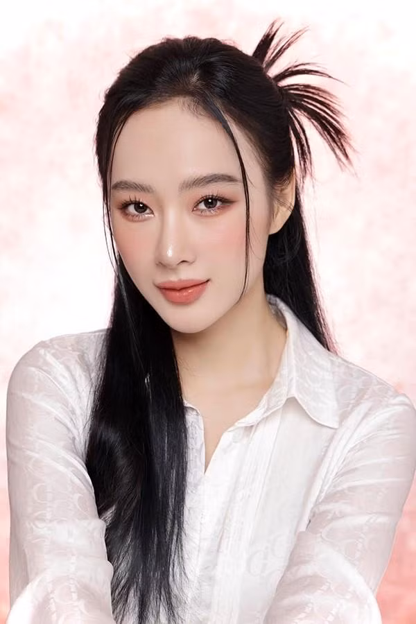Năm học lớp 7 và 8, Angela Phương Trinh có điểm số trung bình khá ổn. Nhưng đến năm lớp 9, mọi chuyện lại thay đổi theo một chiều hướng tiêu cực. Cô phải nghỉ học rất nhiều và cho đến học kỳ II thì đã quyết định… rời trường. Nhưng theo các khẳng định của những thầy cô giáo, học bạ của cô vẫn chưa được chuyển đi thì chắc chắn Angela không thể nào nhập học ở bất cứ trường mới nào.