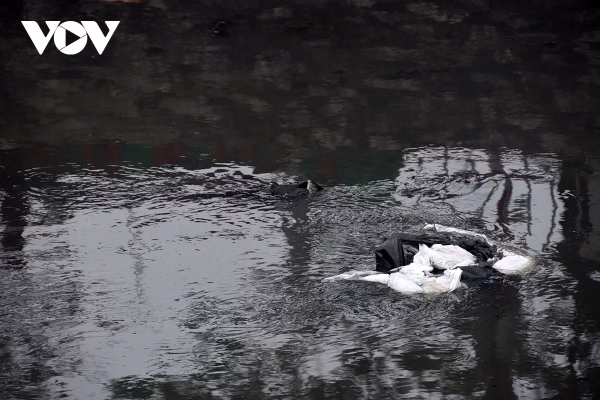 Rác thải mà nhiều người dân thiếu ý thức ném thẳng xuống dòng sông.