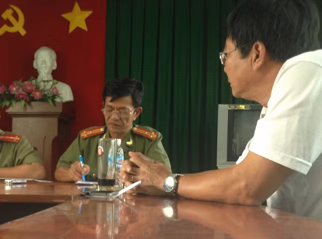 Thượng tá Thụ (người cầm bút) đang ghi nhận tường trình của ông Thủy