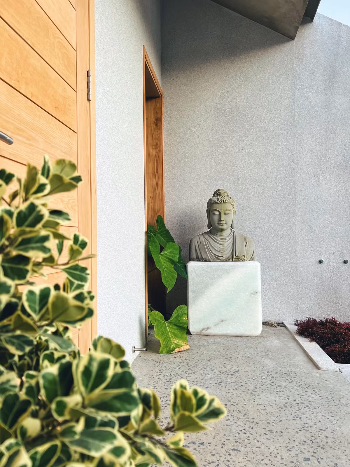 Ngoi nha chua lanh tam hon, decor bang nhieu tuong phat-Hinh-4