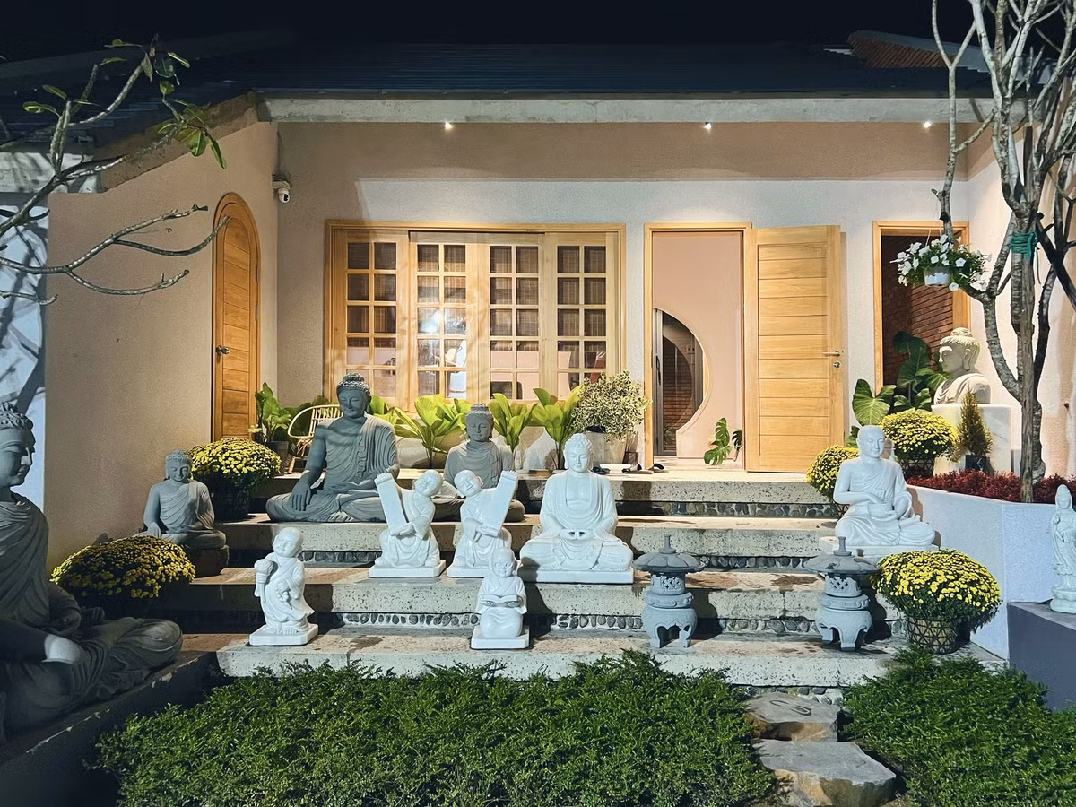 Ngoi nha chua lanh tam hon, decor bang nhieu tuong phat-Hinh-5