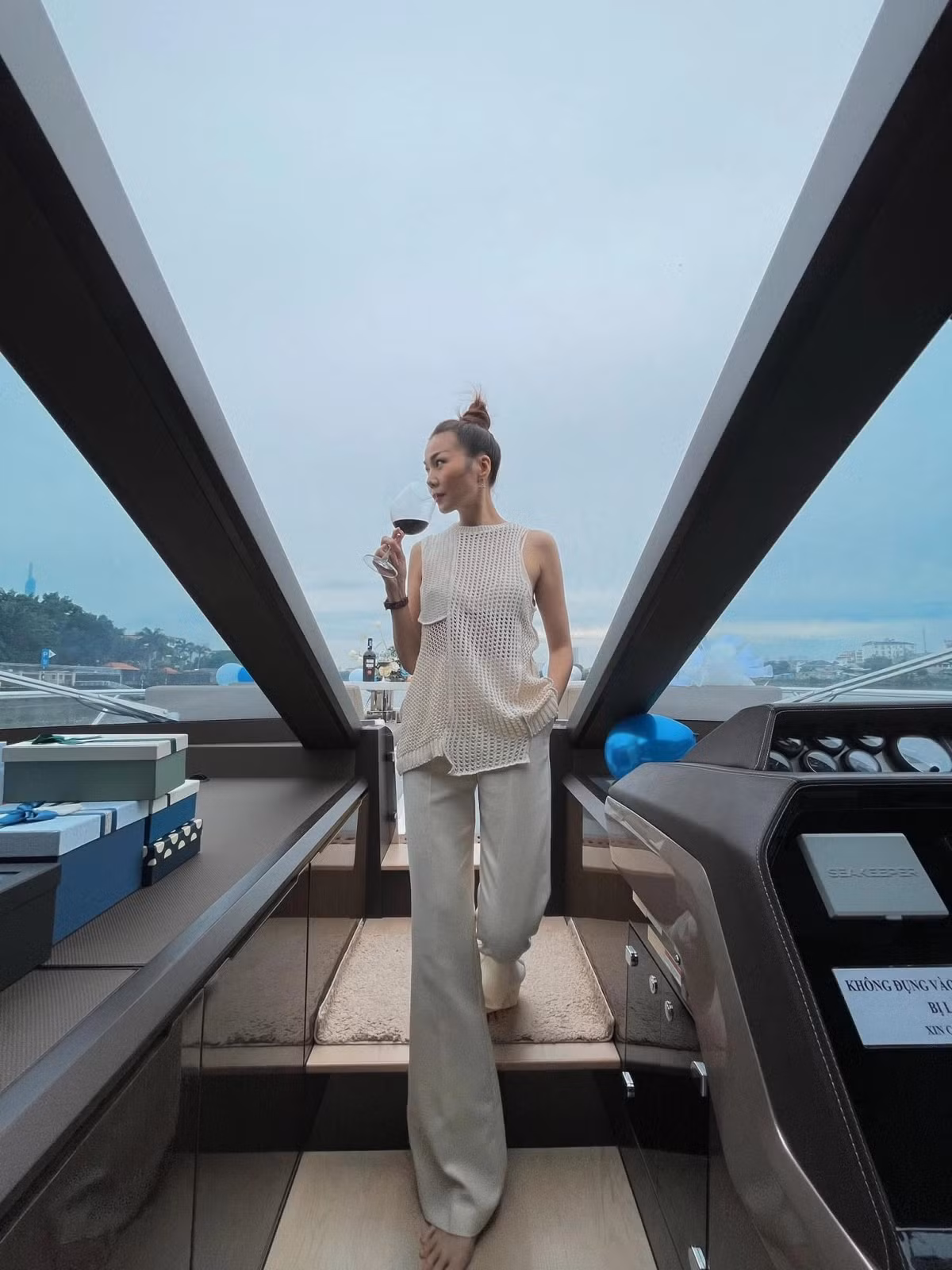 Song song với sự nghiệp thành công, Thanh Hằng nhiều lần vướng tin đồn tình cảm nhưng nữ siêu mẫu không lên tiếng. Thanh Hằng sống kín đáo trong chuyện tình cảm, tập trung vào sự nghiệp, tận hưởng cuộc sống của người phụ nữ cá tính, thông minh, nghị lực. "Tôi không vội vã trong bất kỳ mối quan hệ nào. Chậm một chút mà có một cái kết bền vững là điều tôi mong đợi" - siêu mẫu Thanh Hằng từng lý giải chuyện chưa kết hôn.