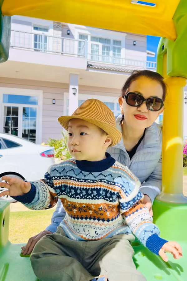 Theo lời Đinh Ngọc Diệp kể, từ nhỏ mẹ đã chăm chút, dạy cô mặc đẹp, biết làm điệu. Trước đây, năm nào vào dịp Quốc tế Thiếu nhi 1/6 bà Phương cũng mua băng đô, kẹp tóc nhung, màu sắc rực rỡ cho con gái cưng.