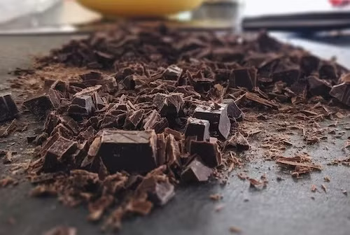  Chocolate đen: Theo nghiên cứu đăng tải trên Sciencedirect, chocolate đen chứa chất chống oxy hóa có thể bảo vệ khỏi tác hại của tia UV và thúc đẩy lưu lượng máu trên da. Nếu bạn muốn kết hợp chocolate đen vào thói quen chống lão hóa của mình, nên chọn loại chocolate đen có ít nhất 70% cacao để có được tác dụng chống oxy hóa cao nhất. Chocolate sữa không mang lại những lợi ích tương tự và hàm lượng đường cao của nó thậm chí có thể gây hại cho làn da.