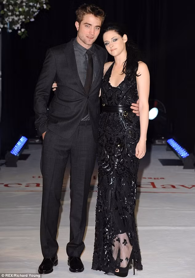 Hình ảnh hạnh phúc như thế này của cặp đôi không còn nữa. Sau khi chia tay Kristen, Robert Pattison chôn vùi nỗi buồn trong những bữa tiệc thâu đêm suốt sáng ở Hollywood cùng nhiều cô nàng khác nhau. Có lẽ, việc rao bán nhà cũng là một trong những điều anh cần làm để xóa mọi kí ức về người yêu.