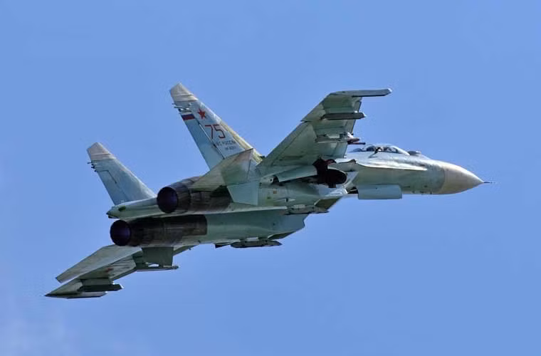 Su-27SM là biến thể nâng cấp giữa giai đoạn phục vụ cho thiết kế Su-27, tích hợp nhiều công nghệ trên Su-35 như radar mạng pha Irbis-E, nâng cấp động cơ và hệ thống điện tử hàng không.