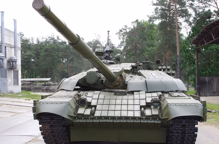 Về mặt hỏa lực, cơ bản T-72UA1 không có nhiều điểm khác biệt khi vẫn sử dụng pháo nòng trơn 2A46M 125mm tích hợp khả năng phóng tên lửa chống tăng qua nòng. Pháo được tích hợp hệ thống nạp đạn tự động cho tốc độ bắn nhanh. Mặc dù vậy, xe tăng T-72UA1 không được nâng cấp hệ thống kính ngắm hay hệ thống điều khiển hỏa lực.