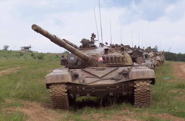Sau khi Liên Xô sụp đổ, khoảng 1.300 chiếc T-72 đã được chia cho Ukraine. Mặc dù vậy, quân đội nước này lại không sử dụng T-72 mà chủ yếu dùng T-64 và T-80 hay T-84. Khoảng 700-800 chiếc đã được Ukraine bán rẻ cho các quốc gia đang phát triển, ví dụ năm 2011 Ethiopia đã mua 200 chiếc T-72B1, năm 2014, Hungari đã mua 80 T-72.