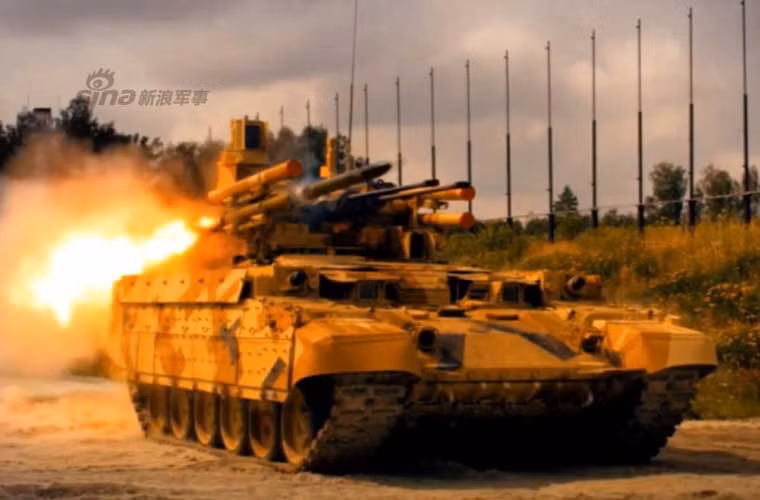 Về tên lửa chống tăng, BMPT được trang bị 4 đạn tên lửa diệt tăng cực mạnh 9M120 Ataka có khả năng hạ gục mọi xe tăng – thiết giáp hiện đại nhất thế giới, thậm chí nó có thể bắn hạ cả trực thăng. Trong ảnh, tên lửa Ataka đang rời bệ phóng.