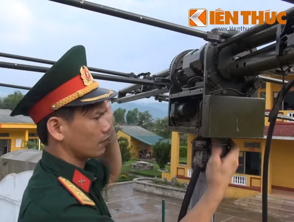 Triển khai khí tài tác chiến điện tử cơ động.