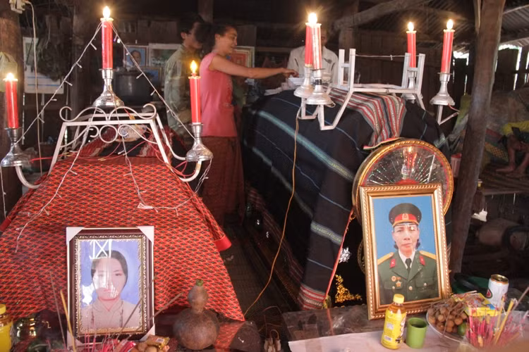 Chị Thị Cươi (31 tuổi, bên trái ảnh)) và mẹ của mình, bà Thị Hân cùng 5 người phụ nữ đồng bào dân tộc S'tiêng (xã Lộc Hòa, huyện Lộc Ninh, tỉnh Bình Phước) tử nạn trong vụ chìm đò trên sông Măng (giáp biên giới Việt Nam-Campuchia) chiều ngày 23/10