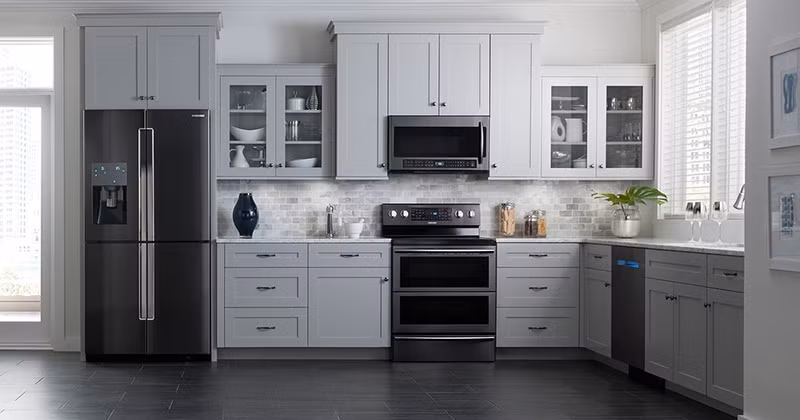Không đặt tủ lạnh sát bếp nấu bởi điều này sẽ không cân bằng được không gian, hơi nóng sẽ làm cho gia chủ cảm thấy bất an về mọi việc như công việc làm ăn, tình cảm người thân trong gia đình, bạn bè,… đồng thời nó còn ảnh hưởng đến sức khỏe của gia chủ.