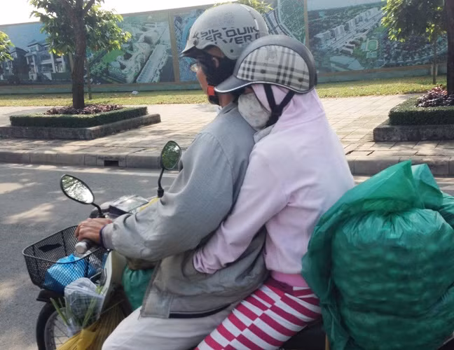 Thời tiết giá lạnh cũng gây khổ cho những người phải thức khuya dậy sớm để mưu sinh