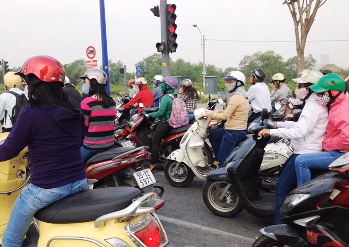 Người dân Sài thành vốn quen với khí hậu nhiệt đới với cách ăn mặc "mát mẻ" thì nay, khi ra đường phải trùm kín trong khăn choàng, quần áo ấm để đối phó với thời tiết lạnh