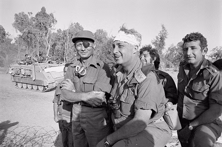 Năm 1973, trong cuộc chiến Yom Kippur, mặc dù bị thương ở đầu, nhưng ông Sharon vẫn đi thị sát ở khu vực phía tây kênh Suez.