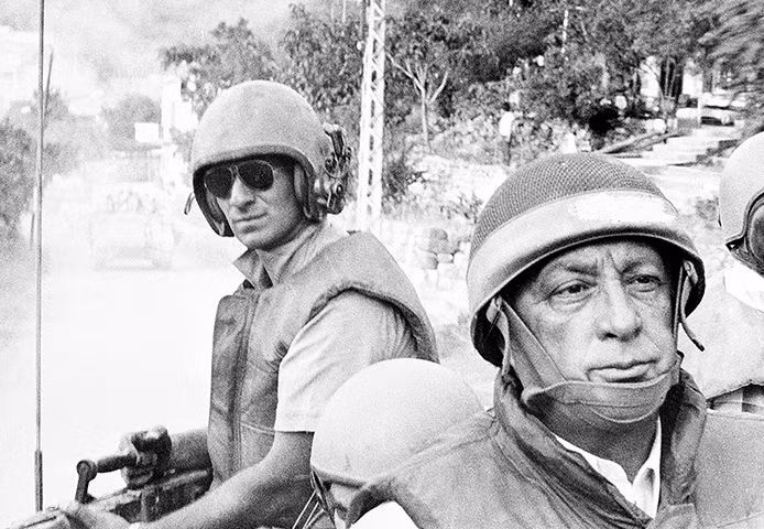 Năm 1982, khi Israel chiếm đóng Lebanon, trên cương vị là Bộ trưởng Quốc phòng, ông Sharon thị sát các đơn vị quân đội trên chiếc xe bọc thép ở vùng ngoại ô Beirut.