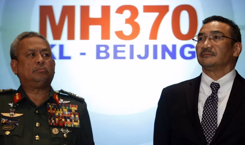 Bộ trưởng Giao thông Vận tải Malaysia Datuk Seri Hishammuddin Hussein (phải) và Tổng Tư lệnh Các lực lượng vũ trang Malaysia trong cuộc họp báo chiều nay.