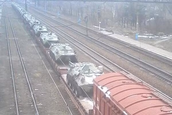 Đoàn xe quân sự của quân đội Ukraine tiến về biên giới phía đông với Nga. Ảnh cắt từ video.