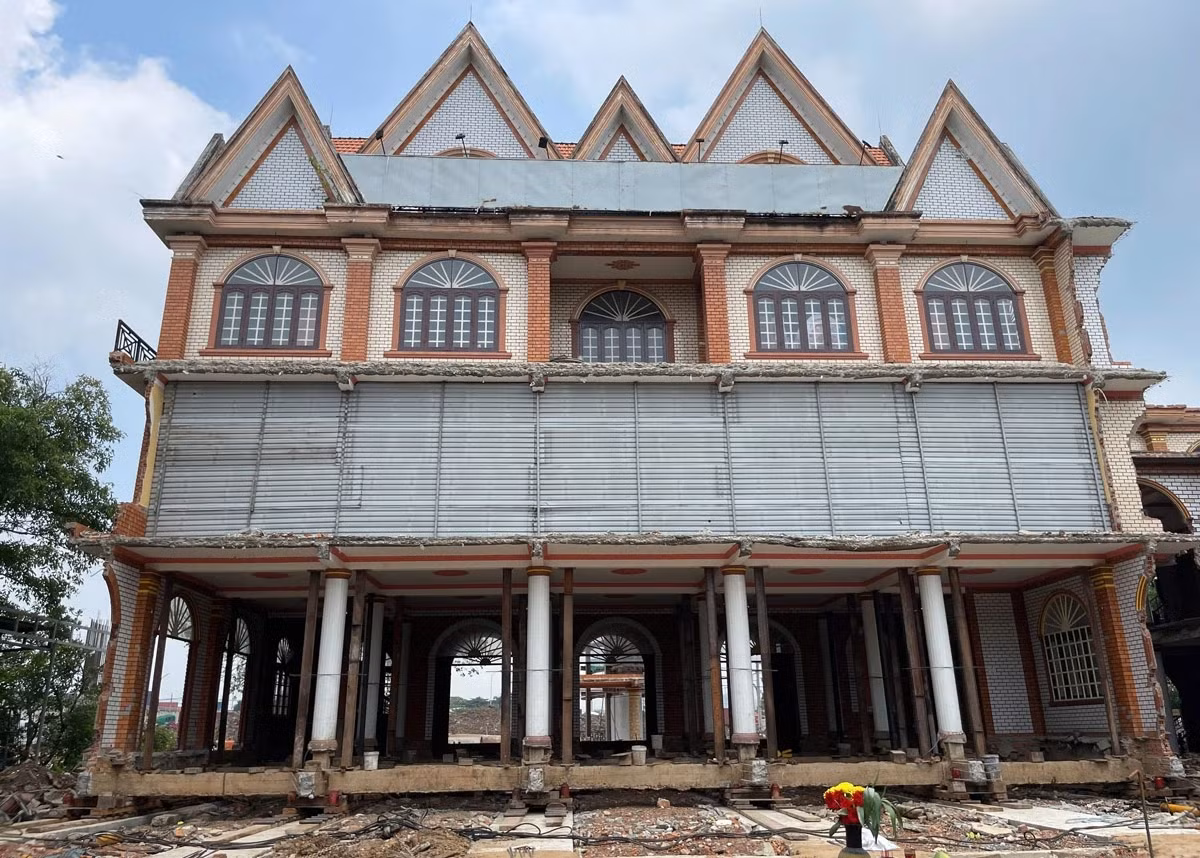 Do nằm trong khu vực giải phóng mặt bằng để thi công nút giao Tân Vạn thuộc dự án đường Vành đai 3 TPHCM, phần lớn công trình đã được giải tỏa.