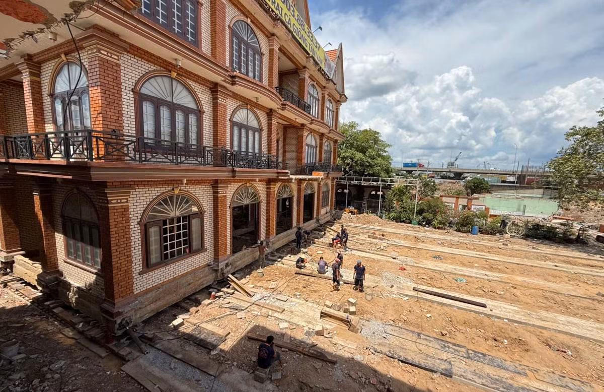 Hiện tại, các con lăn đang được sử dụng để di chuyển tòa nhà, và công trình đã dịch chuyển được khoảng 15m so với vị trí cũ. 15 ngày tới, tòa nhà sẽ được di dời hoàn toàn để nhường đất cho dự án đường Vành đai 3